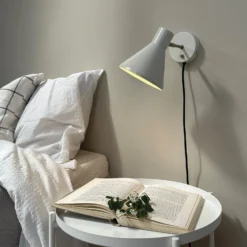 Dyberg Larsen Aplique de pared Sleep, blanco masilla, Ø 15 cm, acero