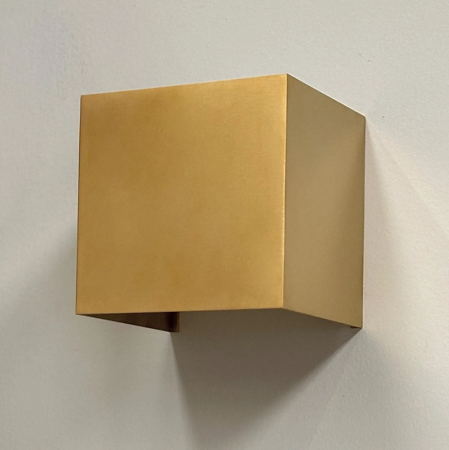 Dyberg Larsen Aplique de pared LED Venus, color latón