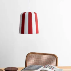 Dyberg Larsen lámpara colgante Gry, rojo oscuro/blanco, Ø 20 cm