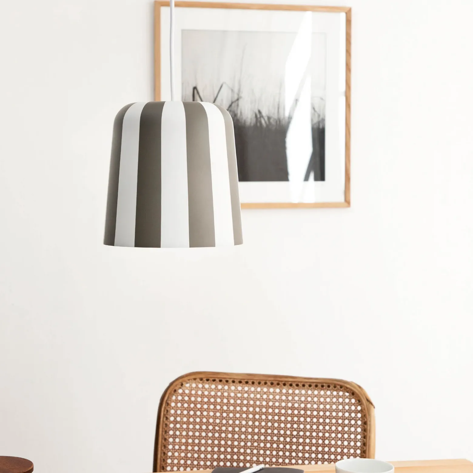 Dyberg Larsen lámpara colgante Gry, gris/blanco, Ø 20 cm, metal