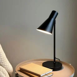 Dyberg Larsen lámpara de mesa DL12, negra, altura 44,5 cm, metal