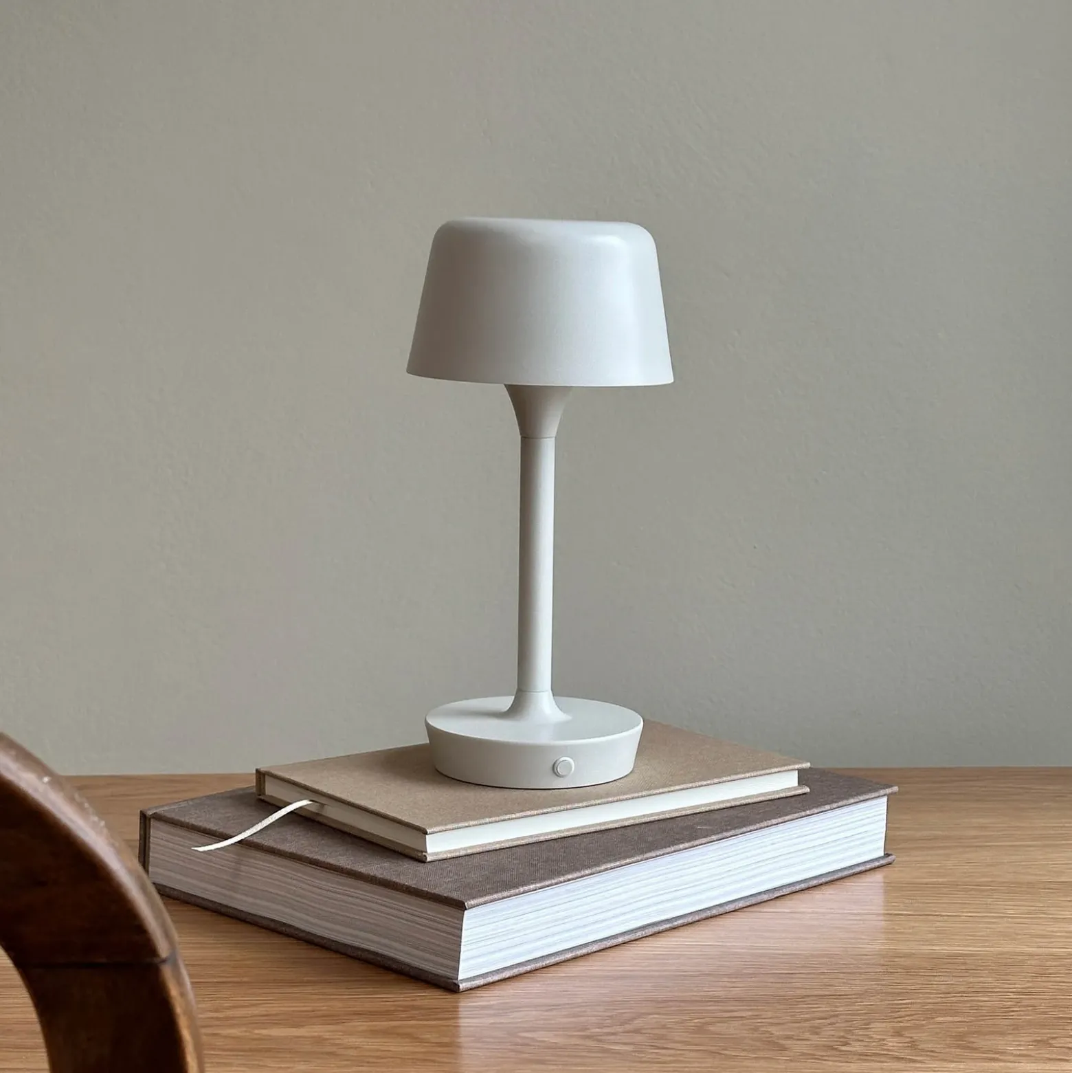Dyberg Larsen lámpara de mesa LED recargable Flow, crema, altura 25 cm