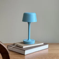 Dyberg Larsen Lámpara de mesa LED recargable Flow, azul claro, altura 25 cm