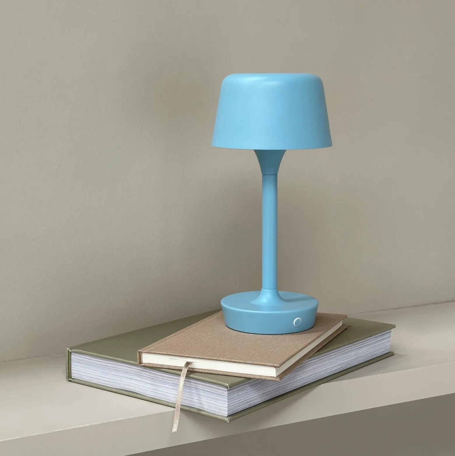 Dyberg Larsen Lámpara de mesa LED recargable Flow, azul claro, altura 25 cm