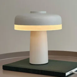 Dyberg Larsen Lámpara de mesa LED recargable Porter, blanca, altura 16 cm