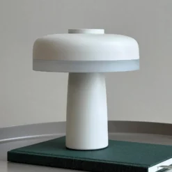 Dyberg Larsen Lámpara de mesa LED recargable Porter, blanca, altura 16 cm
