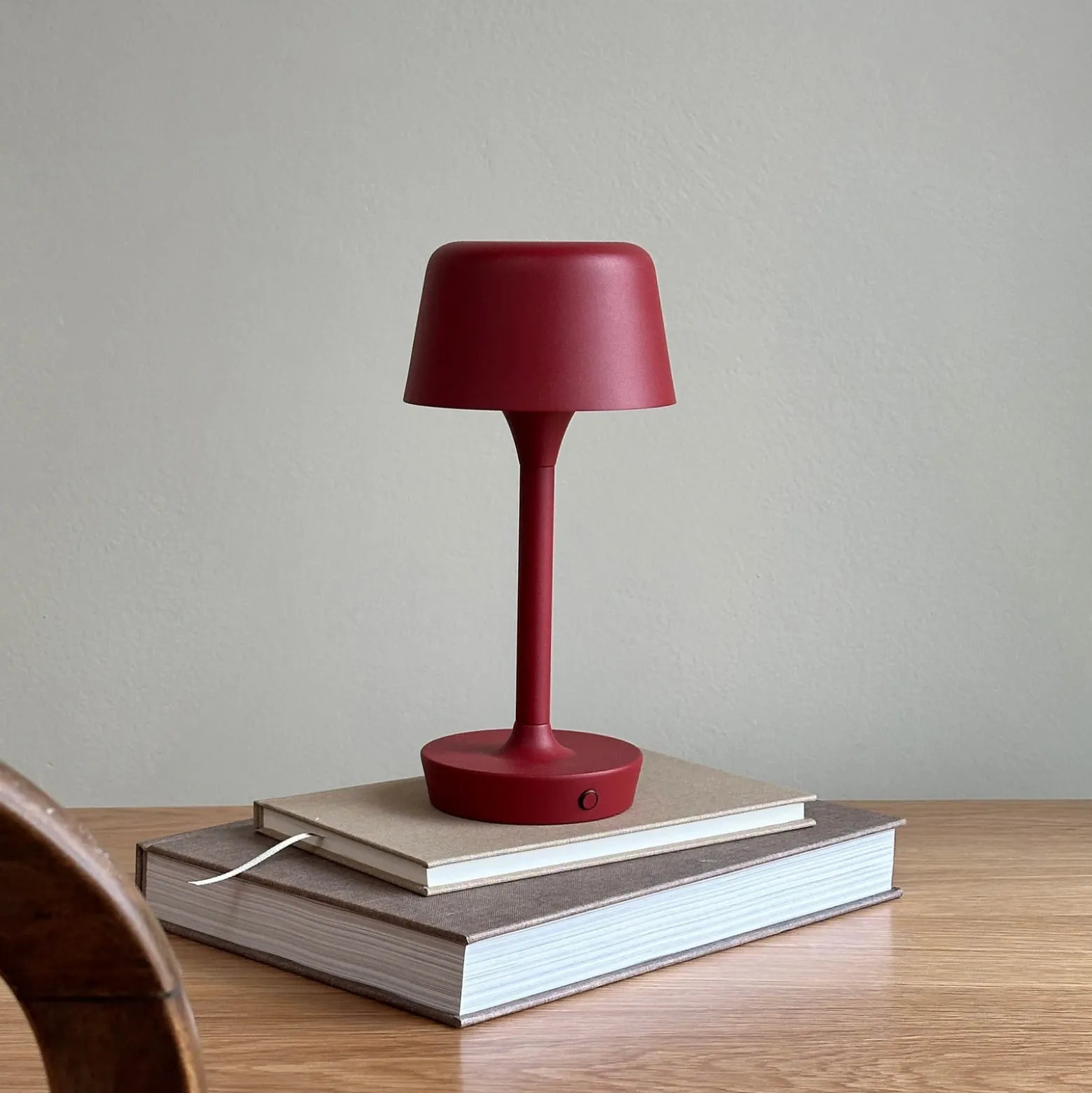 Dyberg Larsen Lámpara de mesa LED recargable Flow, roja, altura 25 cm