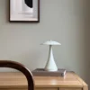Dyberg Larsen Lámpara de mesa LED recargable Vienna, color crema, altura
