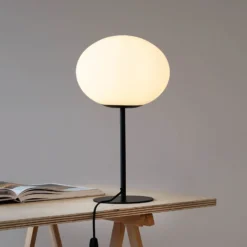 Dyberg Larsen Lámpara de mesa Princess, ópalo/negro, 48,5 cm
