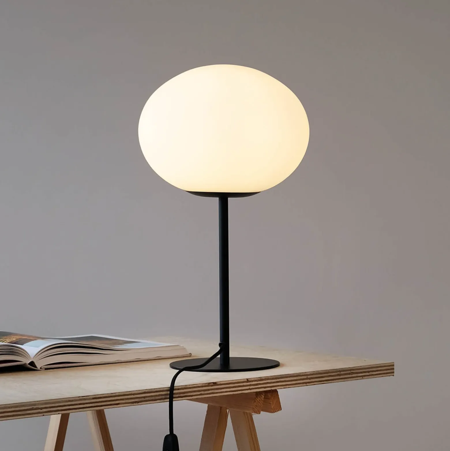 Dyberg Larsen Lámpara de mesa Princess, ópalo/negro, 48,5 cm