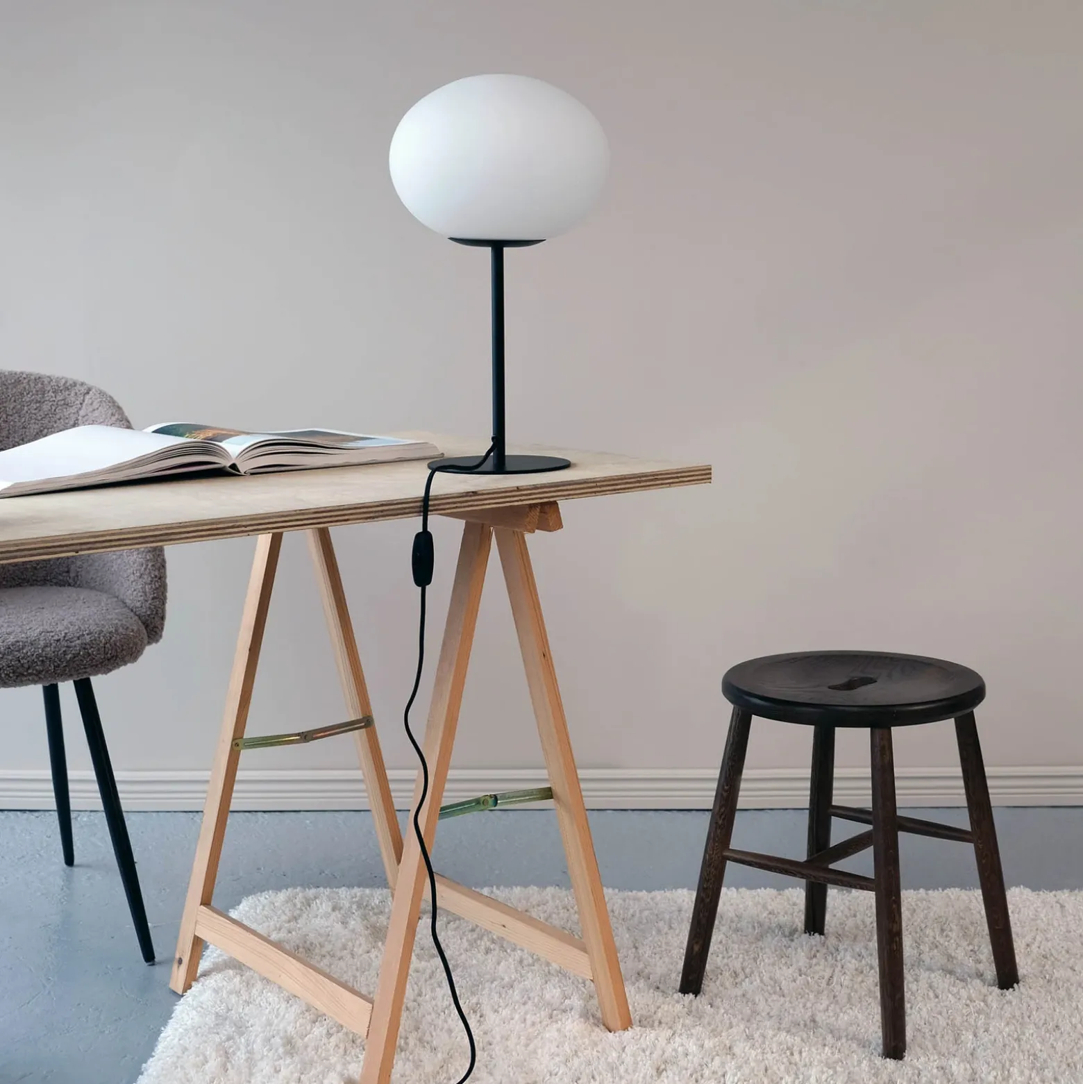Dyberg Larsen Lámpara de mesa Princess, ópalo/negro, 48,5 cm
