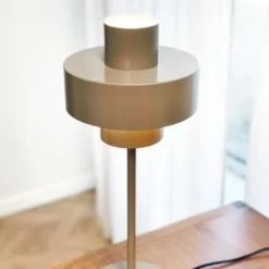 Dyberg Larsen lámpara de mesa Stoke, gris, altura 49,5 cm