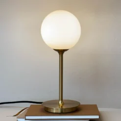 Dyberg Larsen lámpara de mesa Sia, color ópalo/latón, altura 12 cm