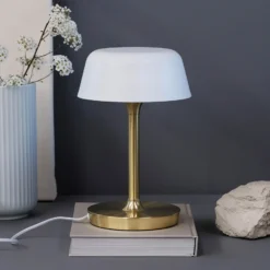 Dyberg Larsen Lámpara de mesa Valencia, blanco/latón, altura 30 cm