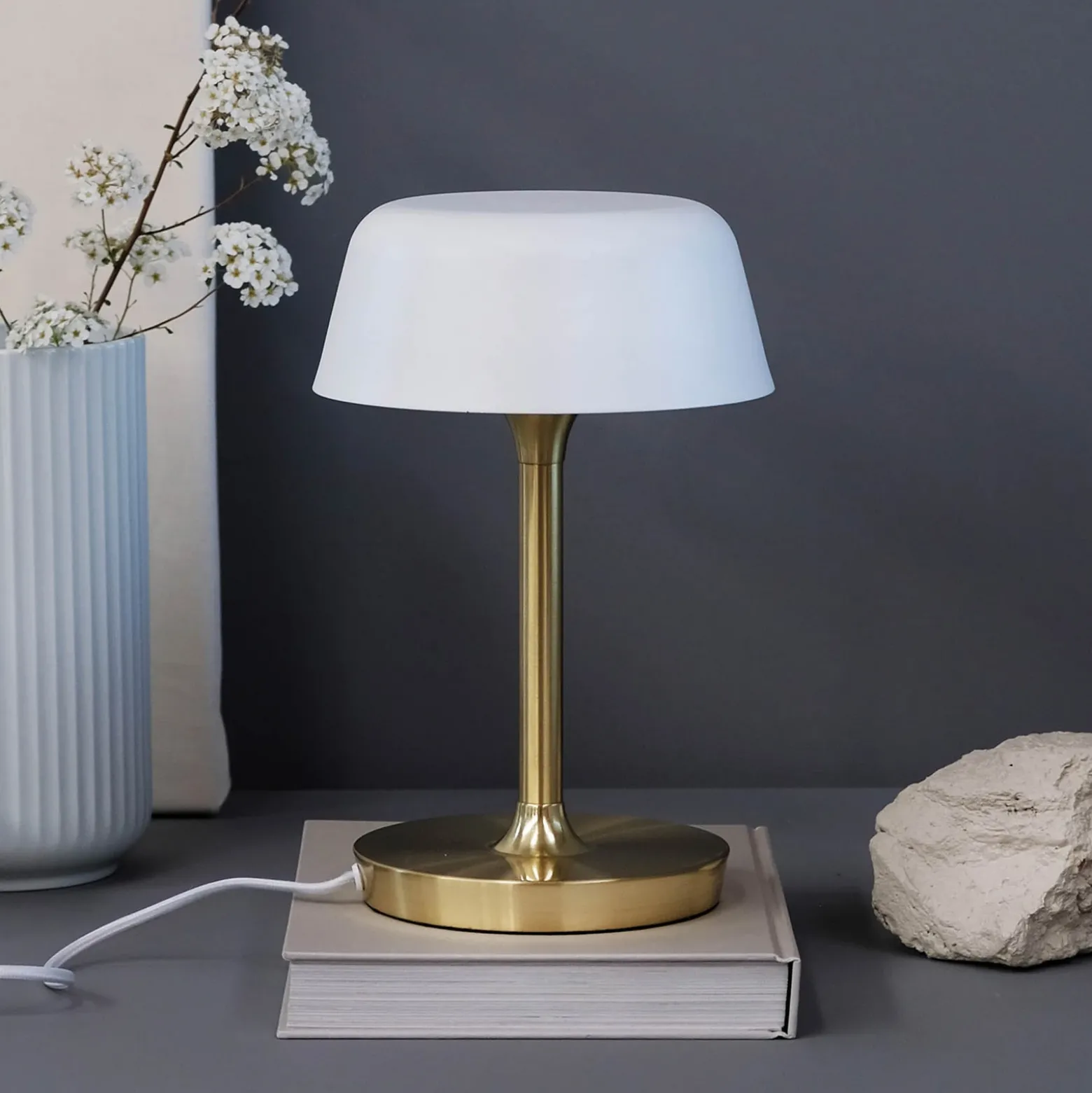 Dyberg Larsen Lámpara de mesa Valencia, blanco/latón, altura 30 cm