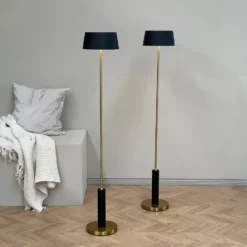 Dyberg Larsen Lámpara de pie LED recargable Yoyo, negra, altura 125 cm