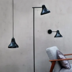Dyberg Larsen lámpara de pie Tokyo, negra, altura 155 cm, metal