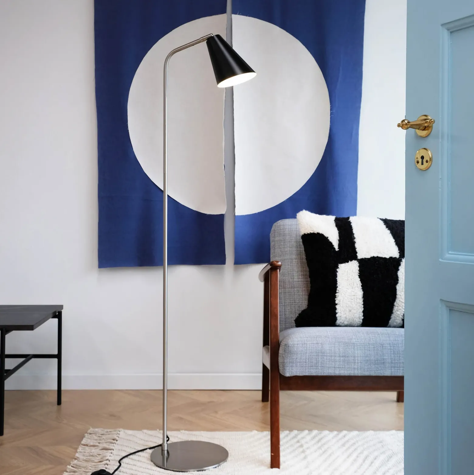 Dyberg Larsen Oswald lámpara de pie, negro/acero, altura 135 cm
