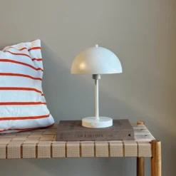 Dyberg Larsen Stockholm lámpara de mesa recargable, blanco perla