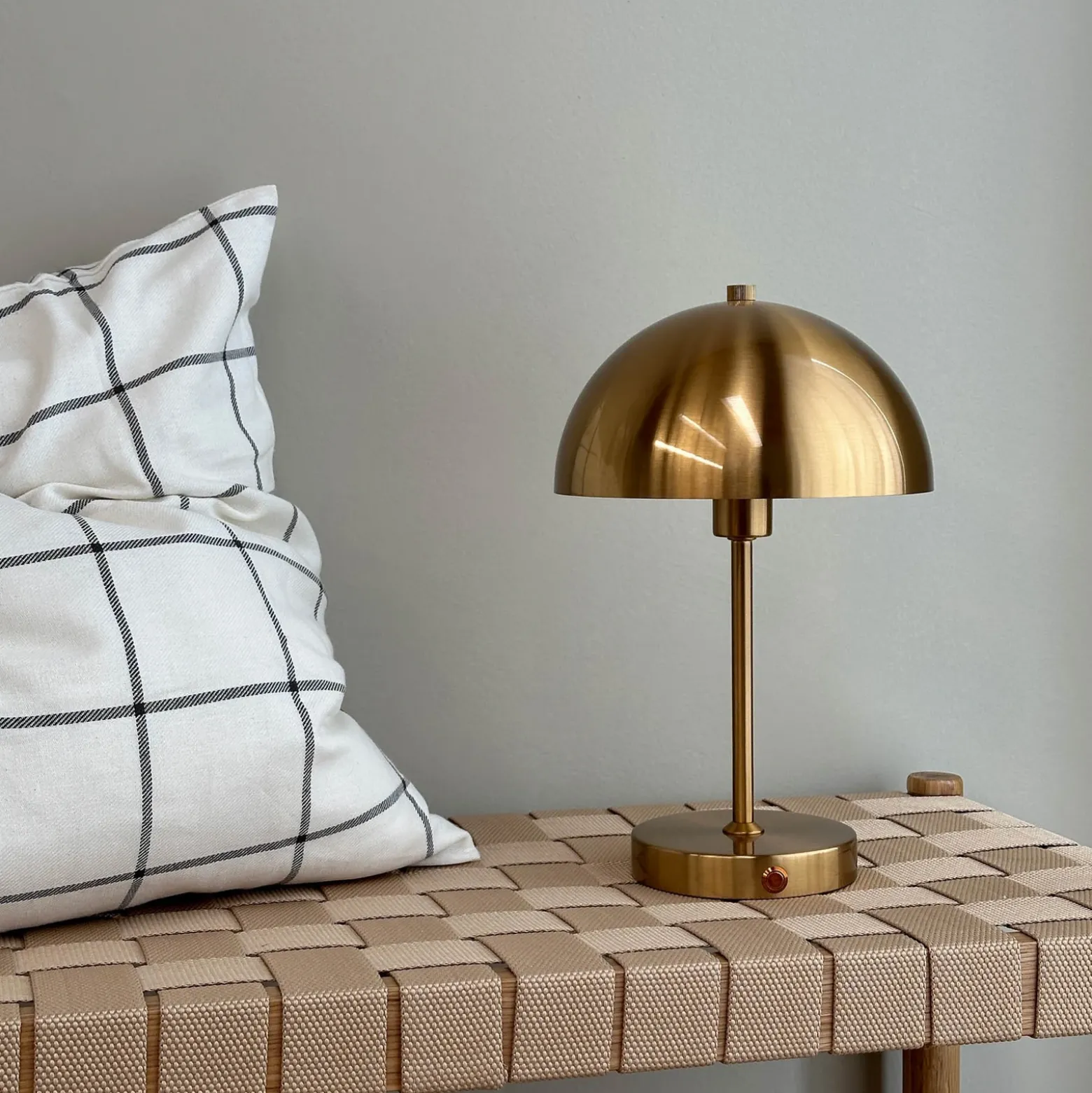 Dyberg Larsen Stockholm lámpara de mesa recargable, latón antiguo