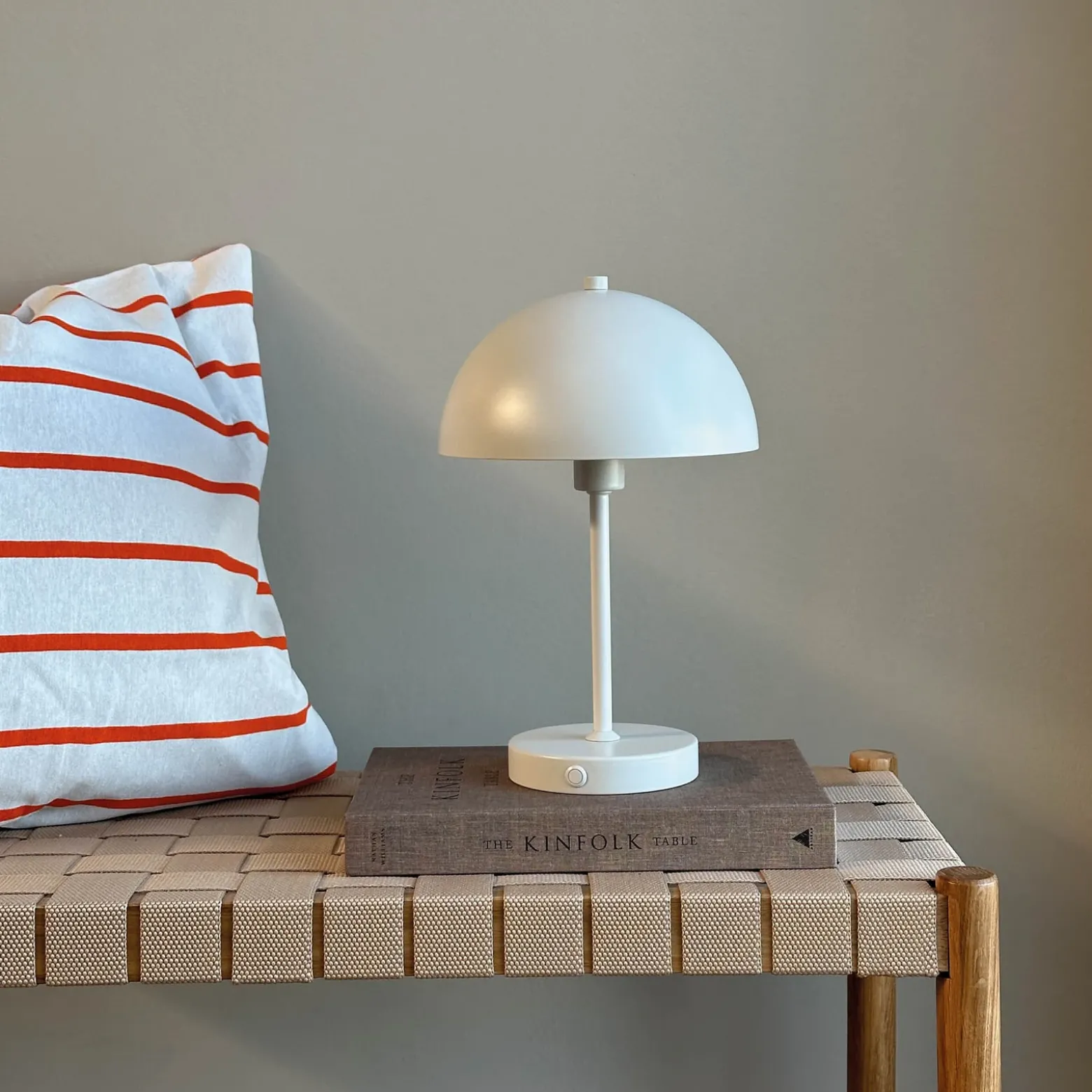 Dyberg Larsen Stockholm lámpara de mesa recargable, blanco perla