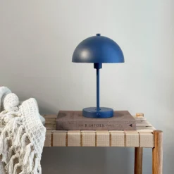Dyberg Larsen Stockholm lámpara de mesa recargable, azul