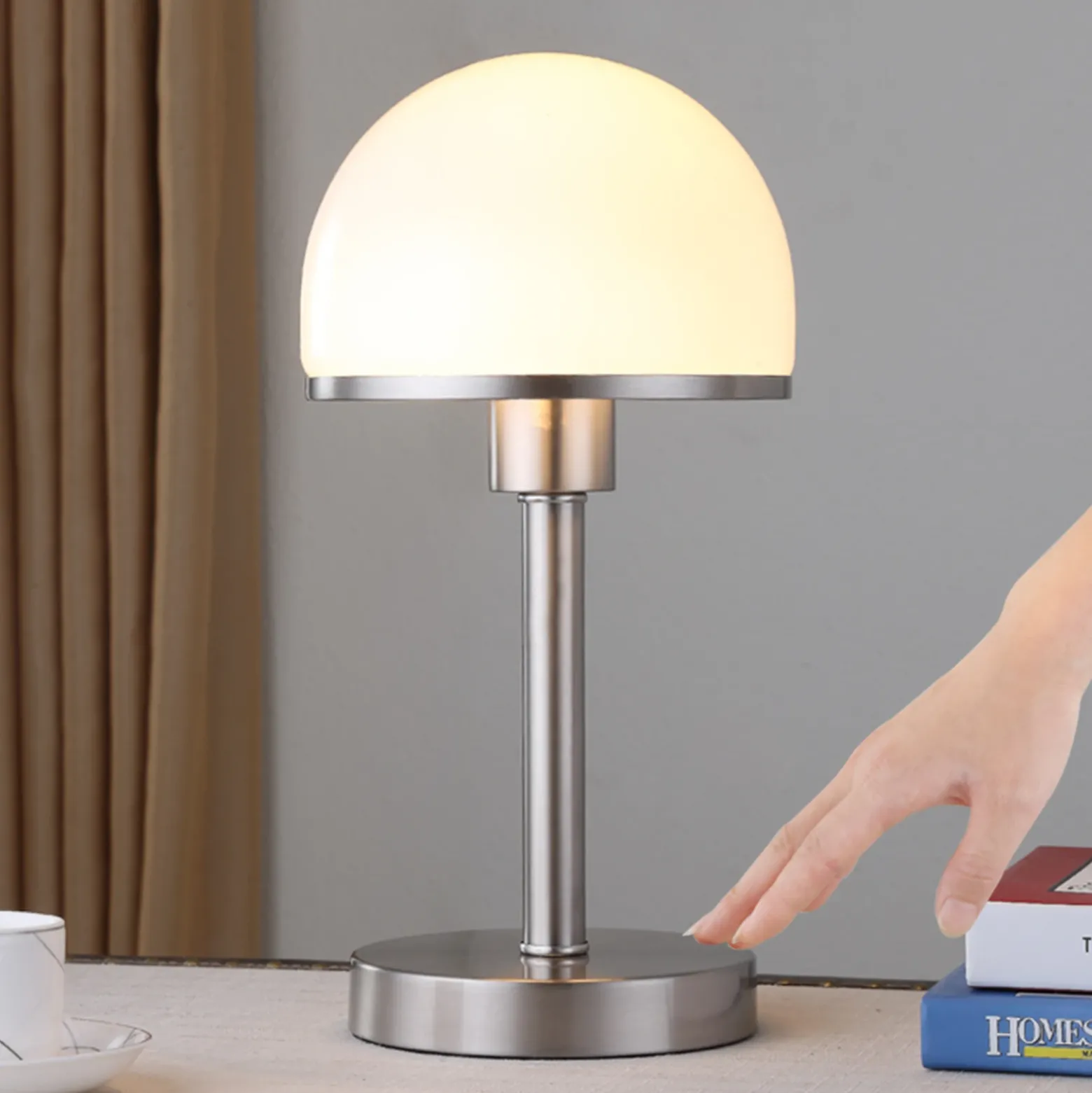 Elegante lámpara de mesa Jolie pantalla de vidrio