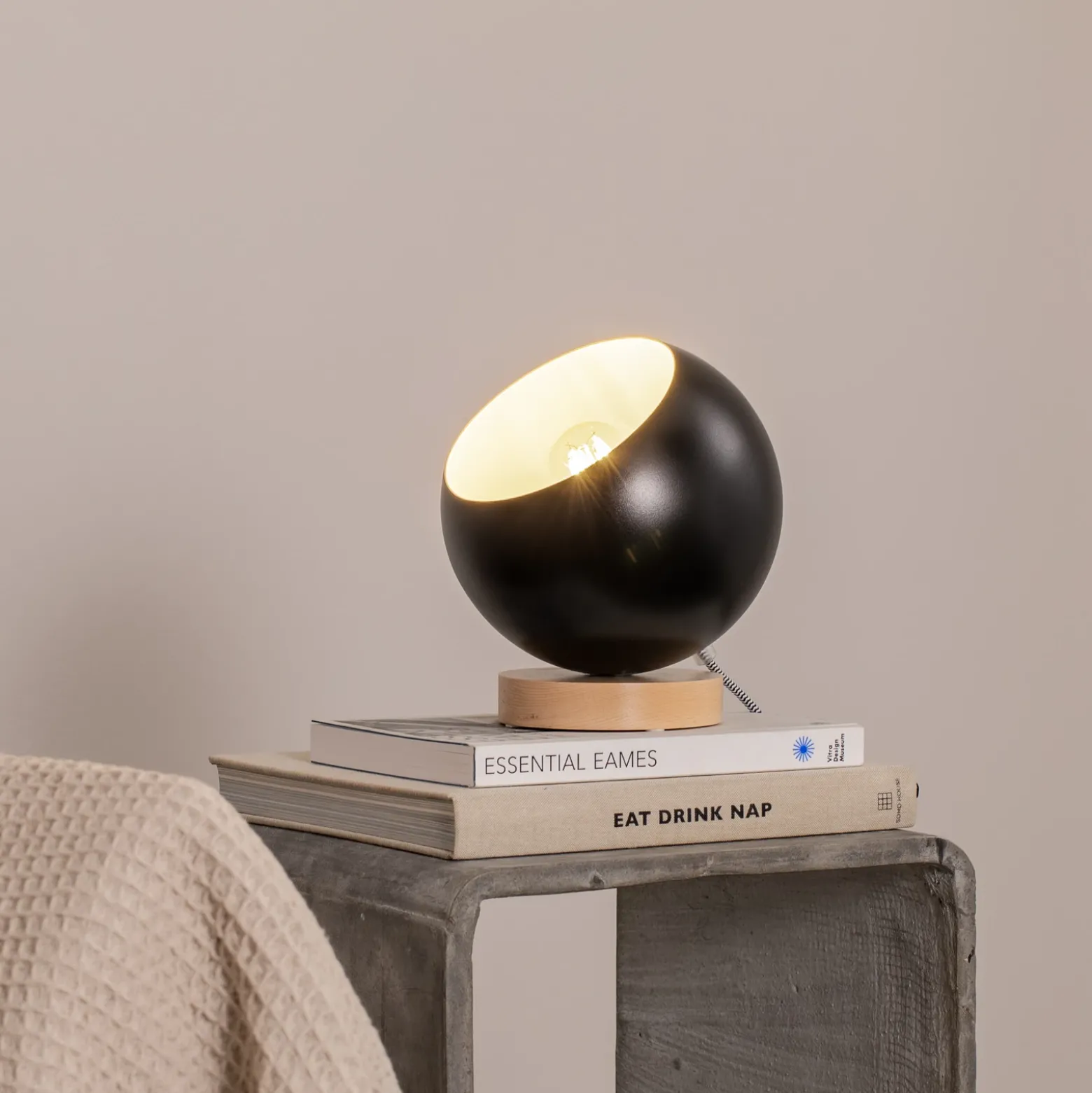 Envostar Arvid lámpara de mesa base de madera pantalla negro