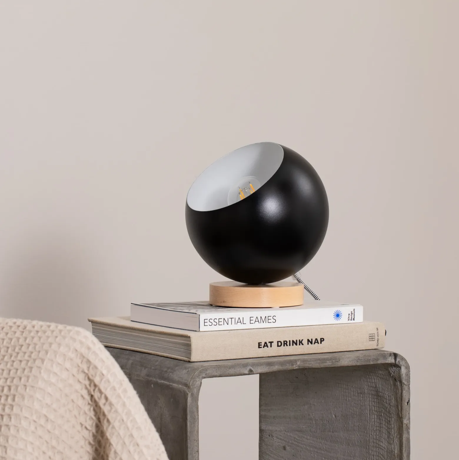 Envostar Arvid lámpara de mesa base de madera pantalla negro