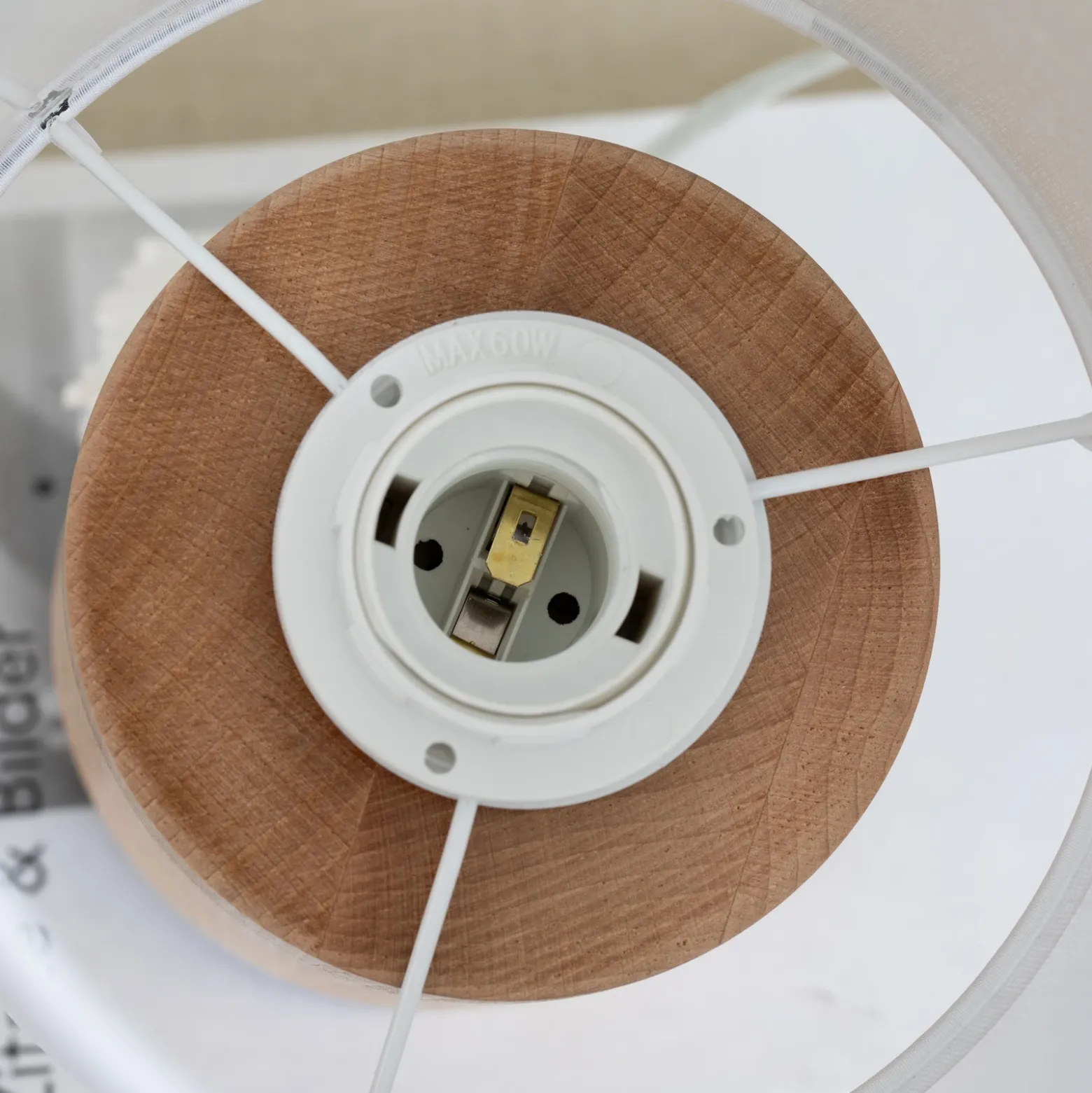 Envostar Asolita lámpara de mesa base de madera pantalla blanca