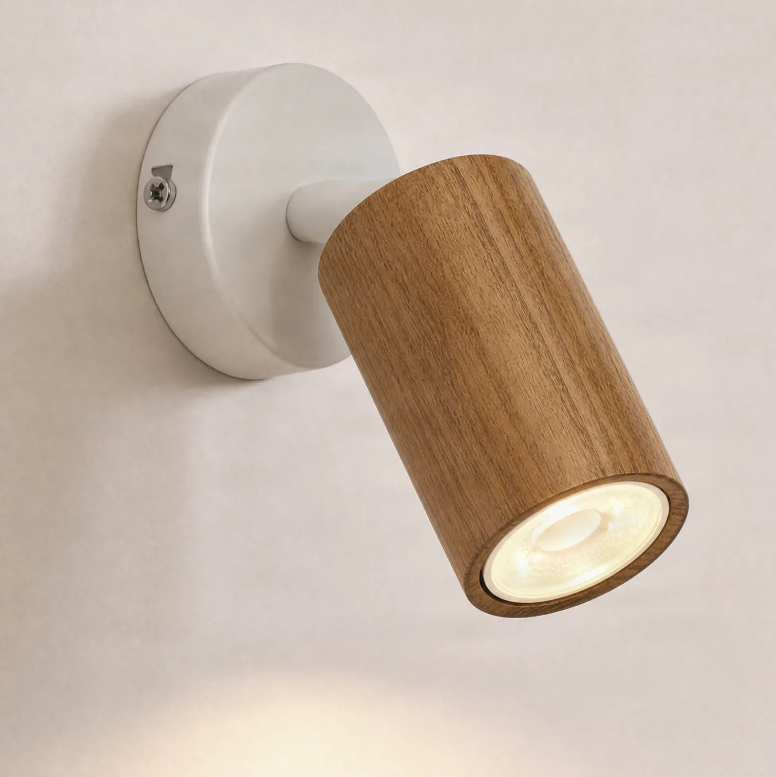 Foco de pared Nisse, blanco, profundidad 18 cm, 1 luz, madera/metal