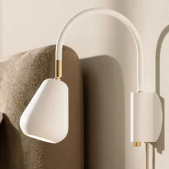 Foco de pared Nuura Anoli, blanco/dorado, metal, GU10, enchufe