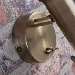 Foco de pared regulable Ebbi en latón envejecido
