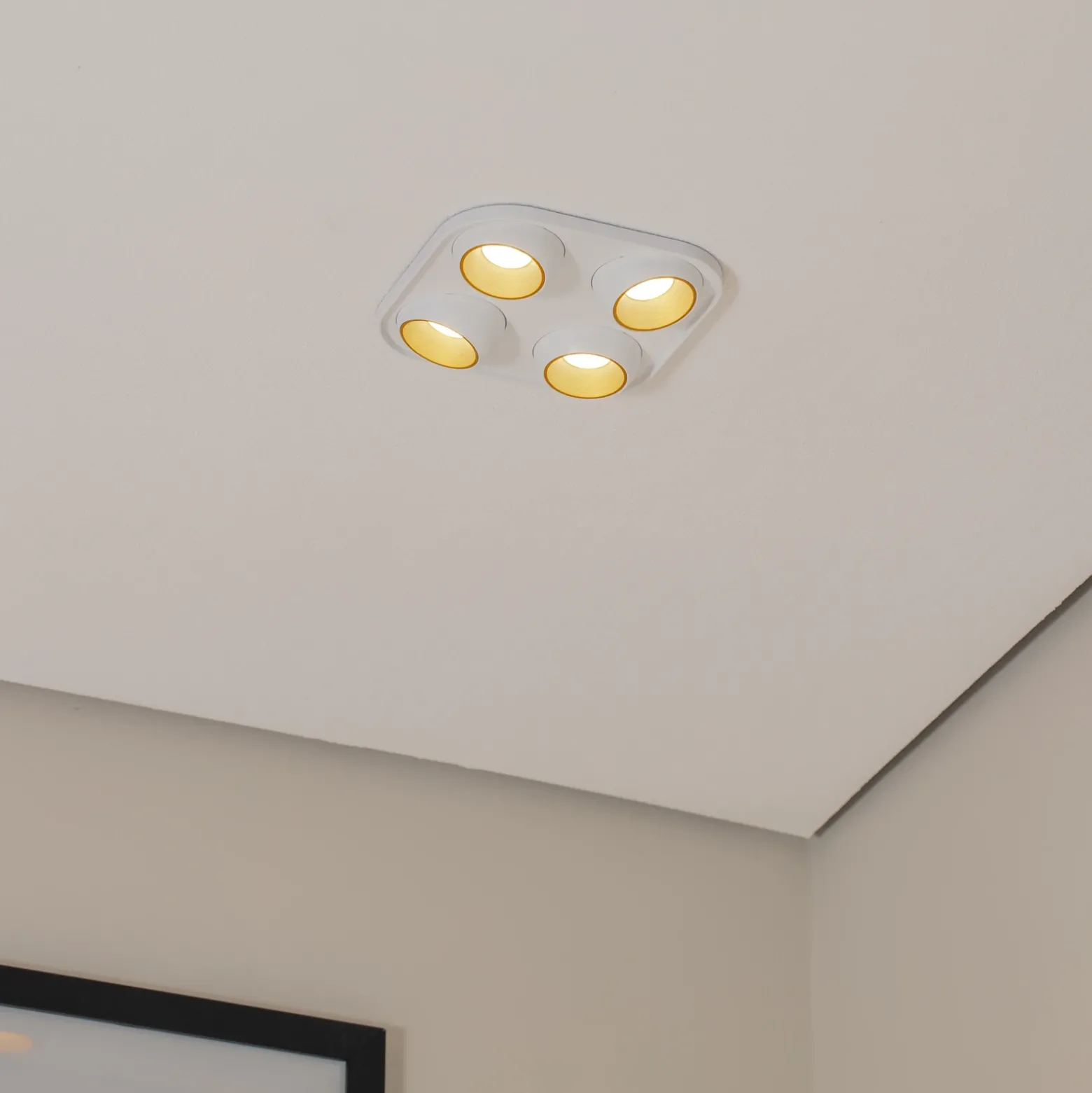 Foco empotrable Bega LED Studio Line, blanco/latón, 4 luces.