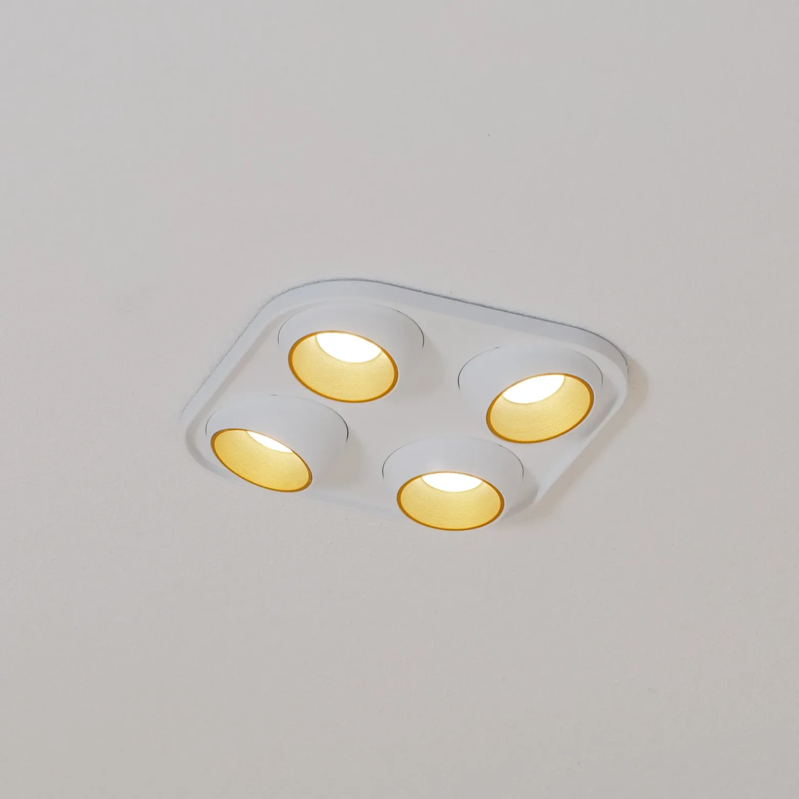 Foco empotrable Bega LED Studio Line, blanco/latón, 4 luces.