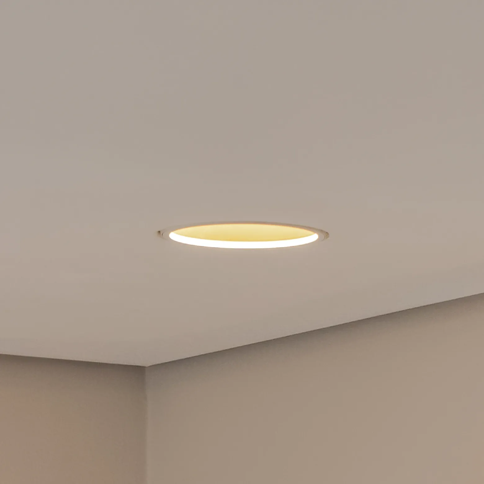Foco empotrable de techo Bega LED Studio Line, blanco/latón, aluminio
