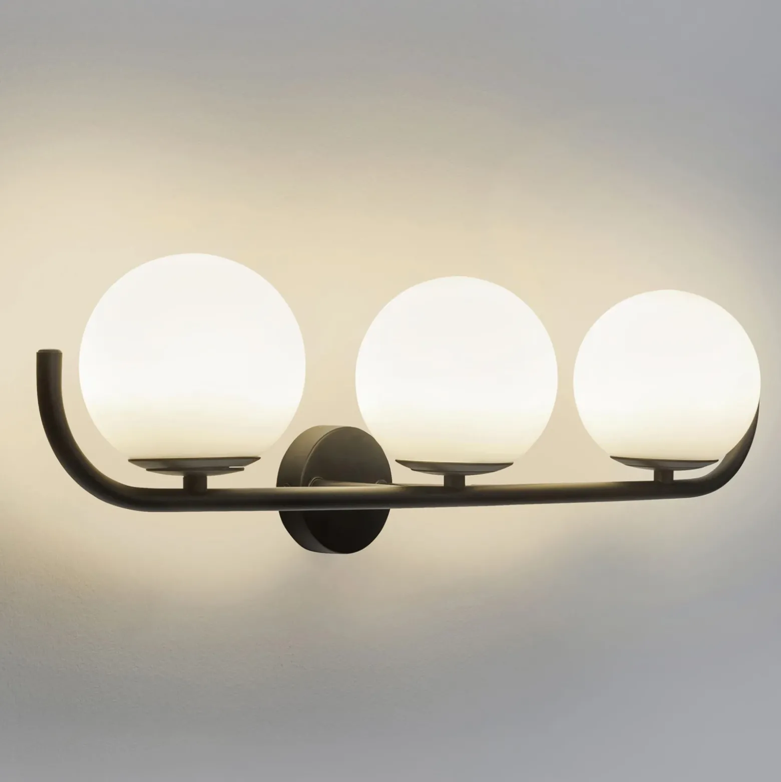 Forlight aplique de pared Sfera Triple, negro, cristal, ancho 58 cm