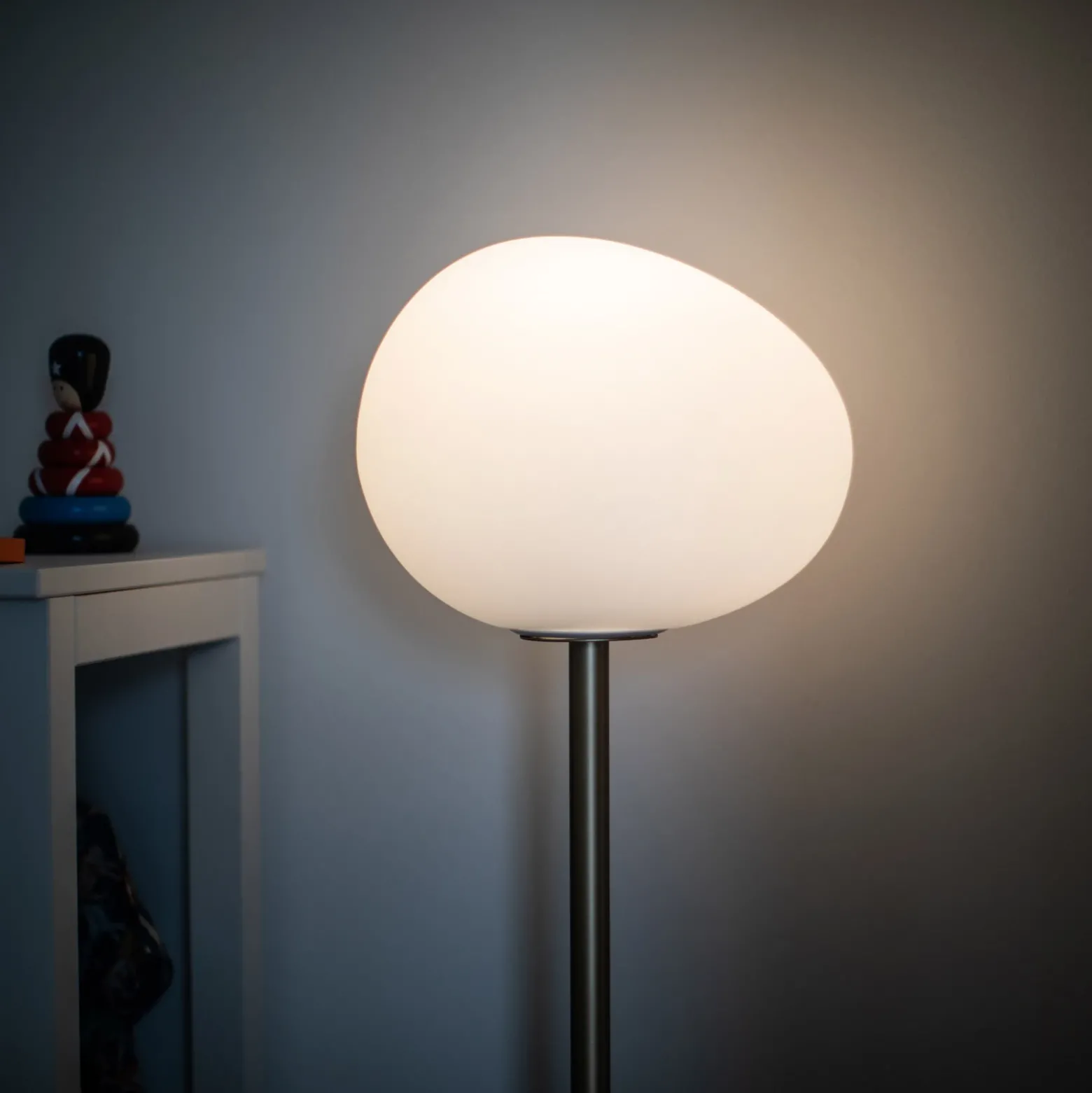 Foscarini Gregg media lámpara de pie 151cm grafito