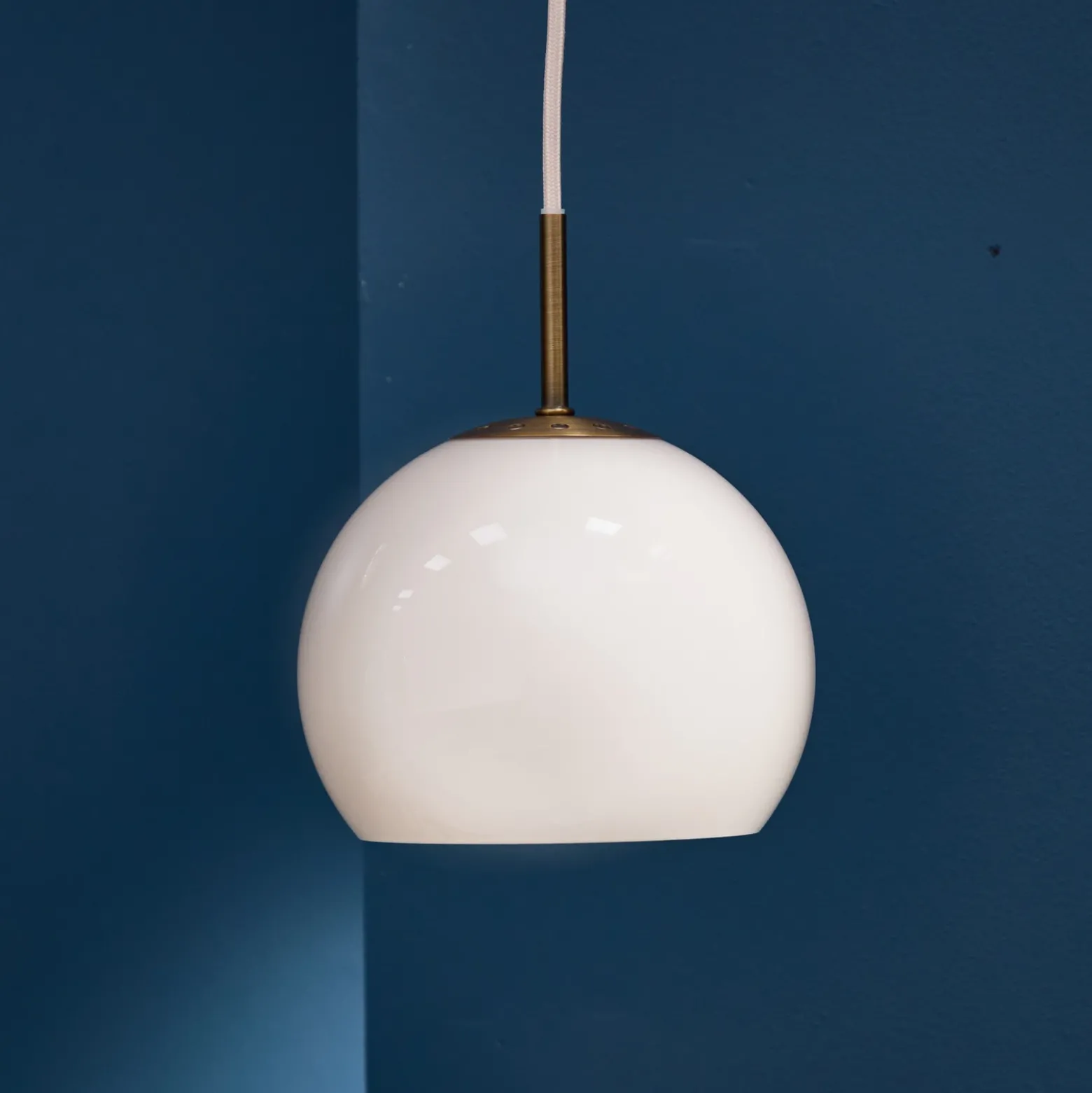 FRANDSEN Lámpara colgante bola, gris arena, Ø 18 cm, cristal