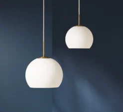 FRANDSEN Lámpara colgante bola, blanco opal, Ø 25 cm, cristal