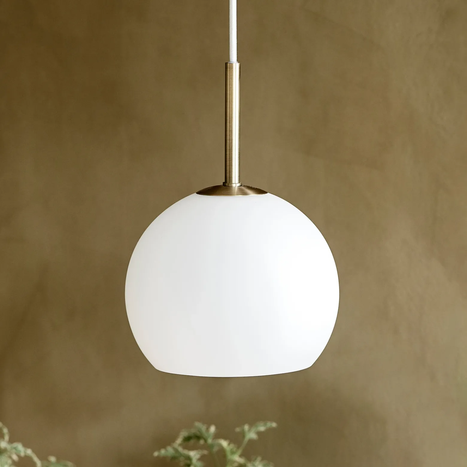 FRANDSEN Lámpara colgante bola, blanco opal, Ø 18 cm, cristal