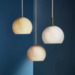 FRANDSEN Lámpara colgante de bola, capuchino, Ø 18 cm, cristal