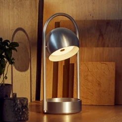 FRANDSEN Lámpara de mesa LED recargable Ball Portable, aluminio cepillado