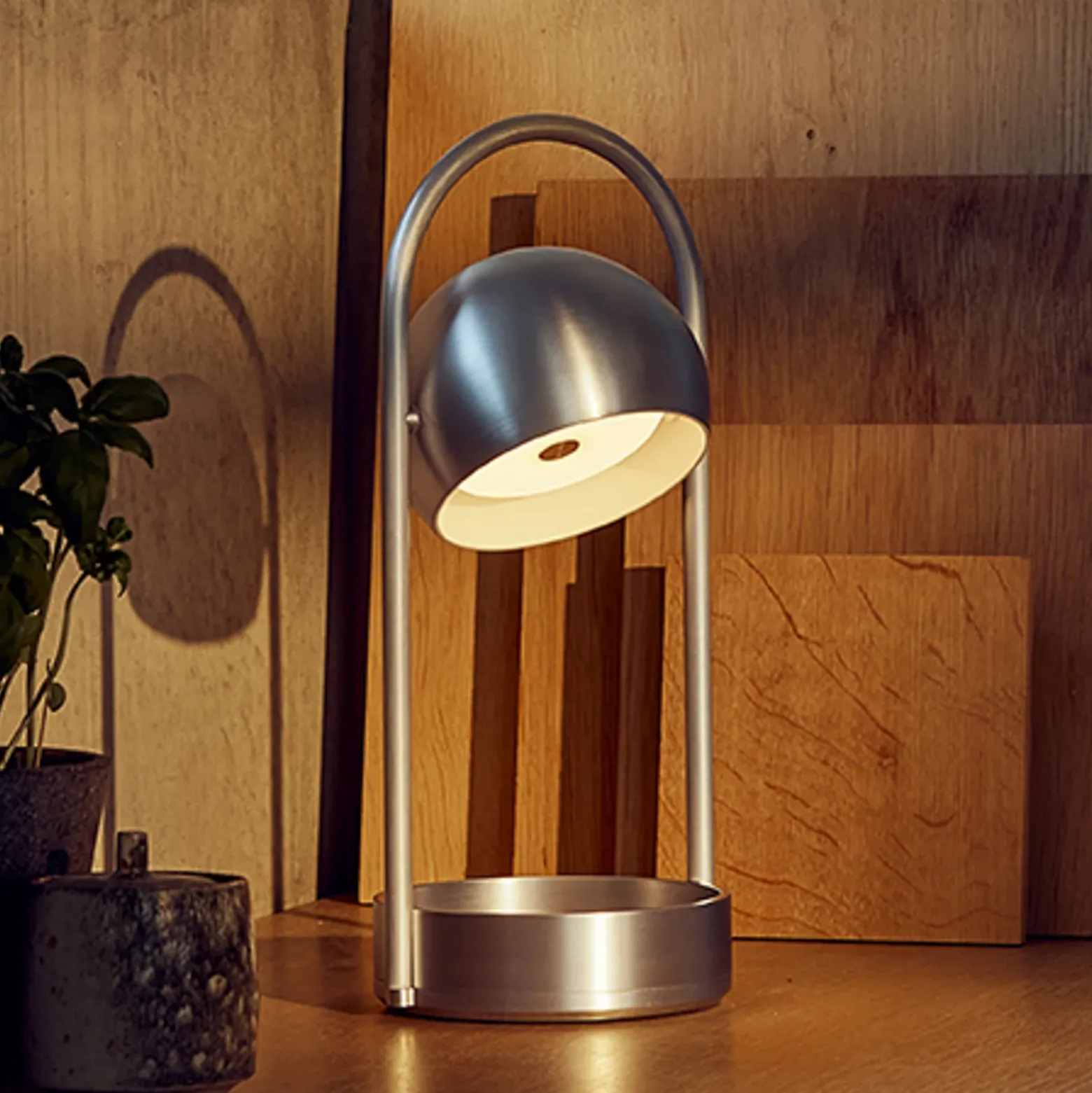 FRANDSEN Lámpara de mesa LED recargable Ball Portable, aluminio cepillado