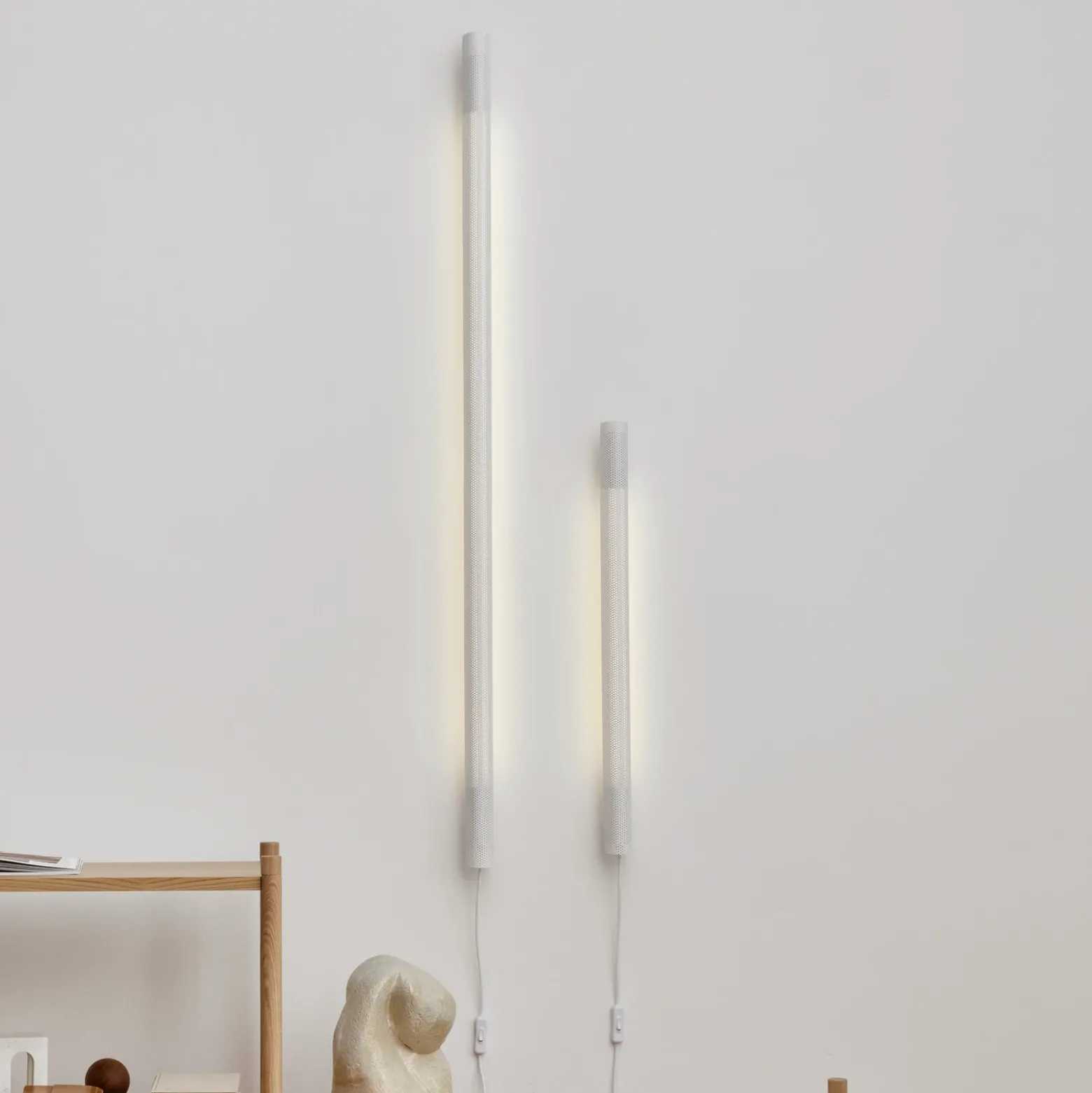 GEJST Aplique de pared Radent, blanca, altura 135 cm, G13 LED