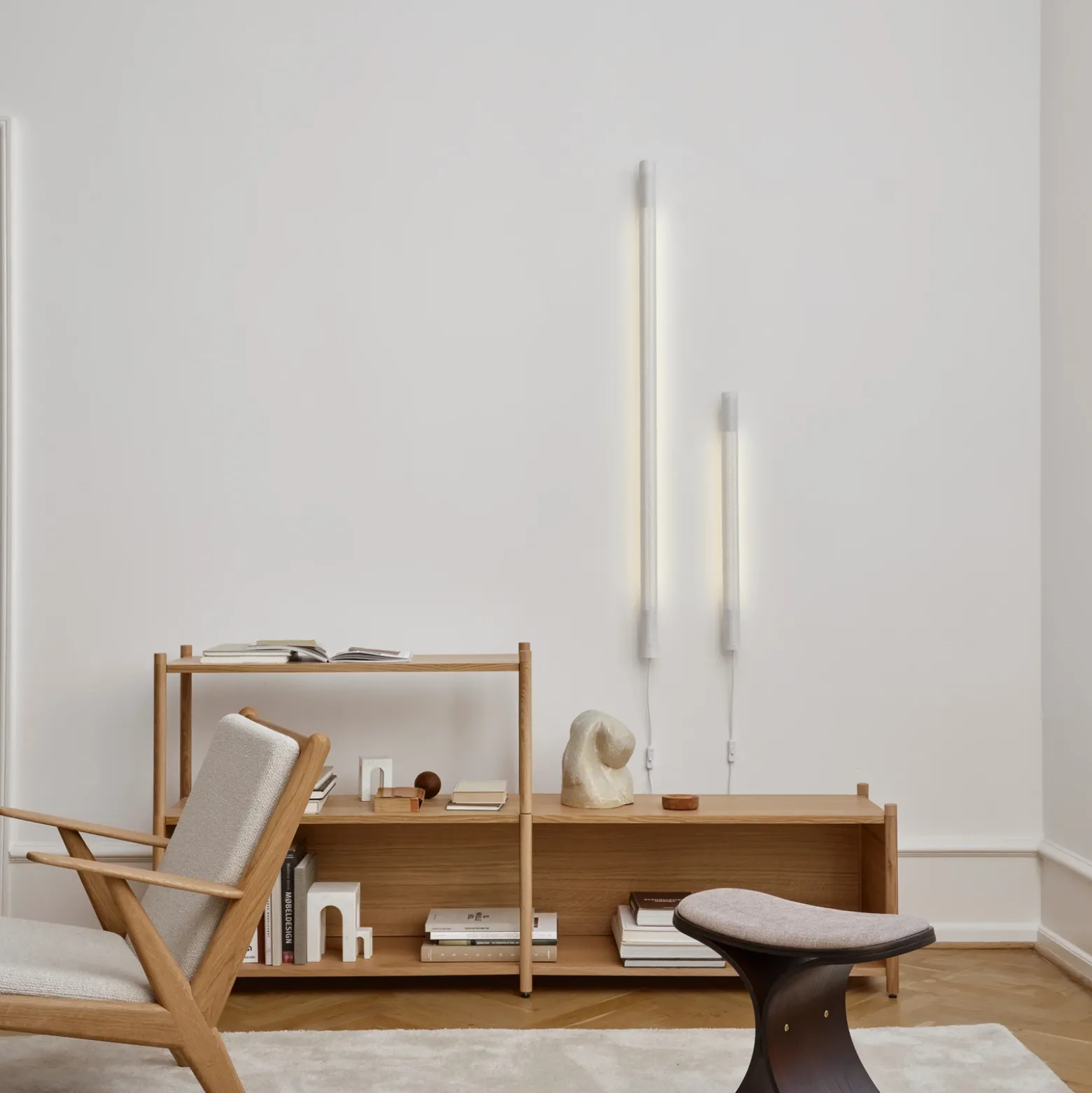 GEJST Aplique de pared Radent, blanca, altura 135 cm, G13 LED
