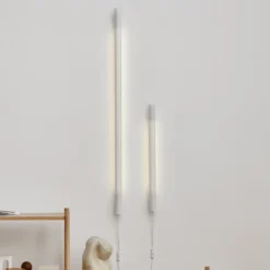 GEJST Aplique de pared Radent, blanca, altura 135 cm, G13 LED