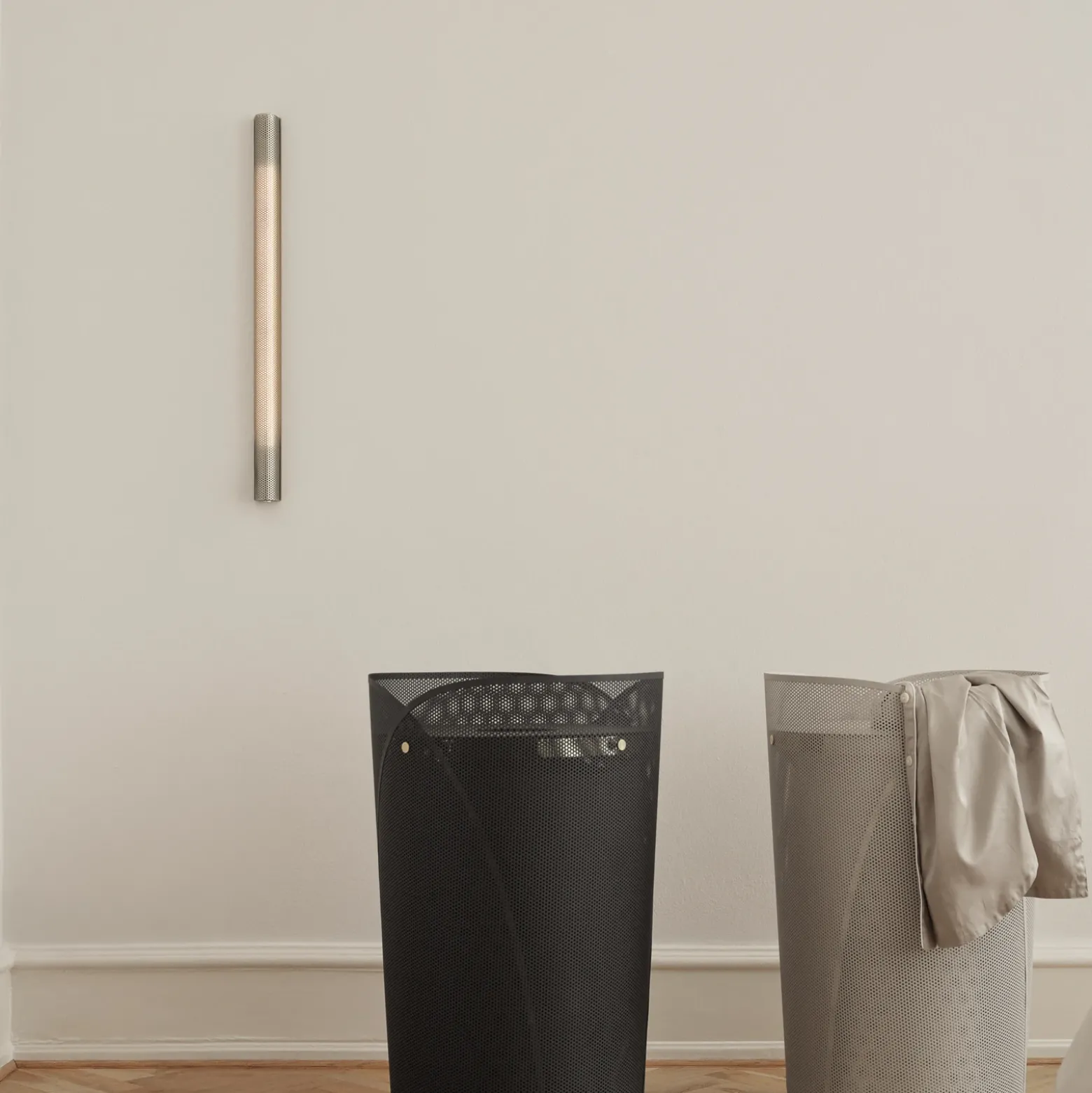GEJST Aplique de pared Radent, gris acero, altura 70 cm, G13 LED