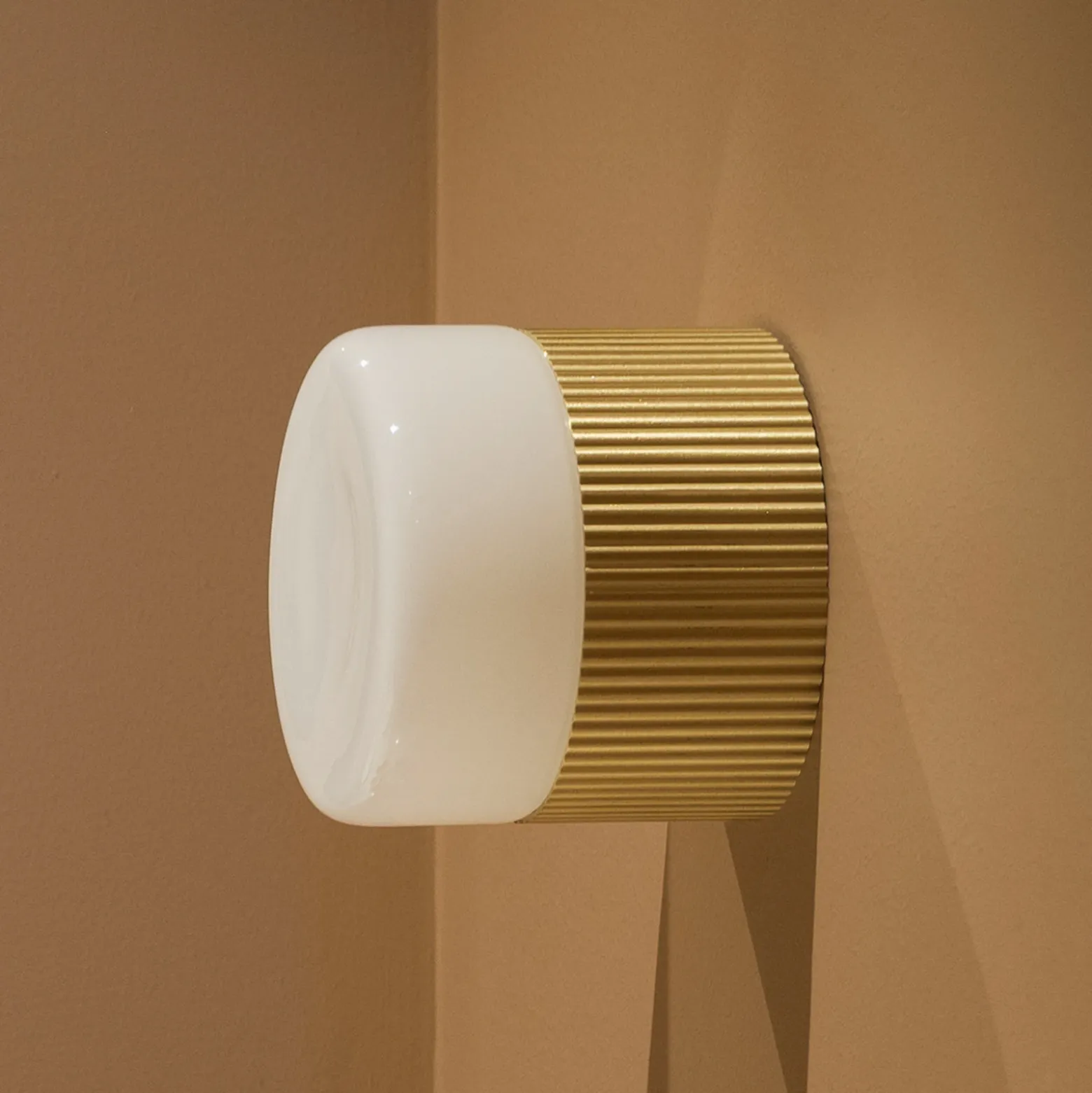 Globen Lighting: aplique para baño «Hubble 12» en latón, Ø 12 cm