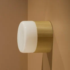 Globen Lighting: aplique para baño «Hubble 12» en latón, Ø 12 cm